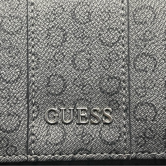 *Final Discounted Price* Vintage Guess Clutch Faux-leather, with an allover logo - Picture 9 of 9